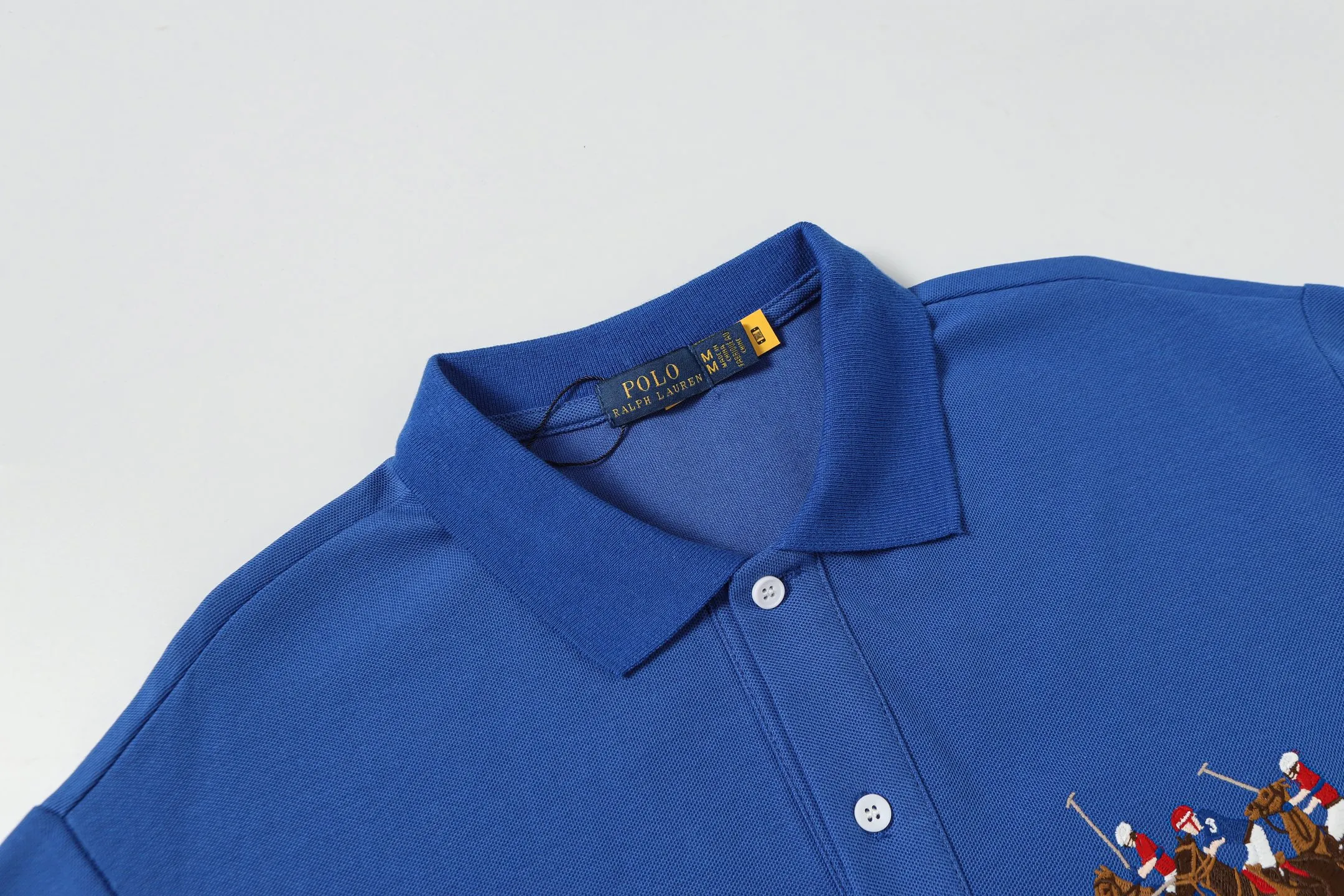 P160 Style No.: A011 [Ralph Lauren Classic Three Ponies Digital Embroidered Polo Shirt] ✅250 grams of fine cotton pique fabric, custom-woven and dyed threads ✅Original stickers Scan the QR code to enter the official website ✅Large version, loose and stylish, can wear up to 210 pounds Color: Black White Navy Blue Sky Blue Dark Gray Floral Gray Size: S-XL